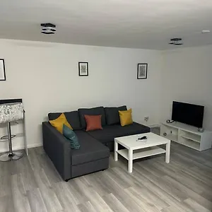 Apartment Stylish At Carlton Grove, London